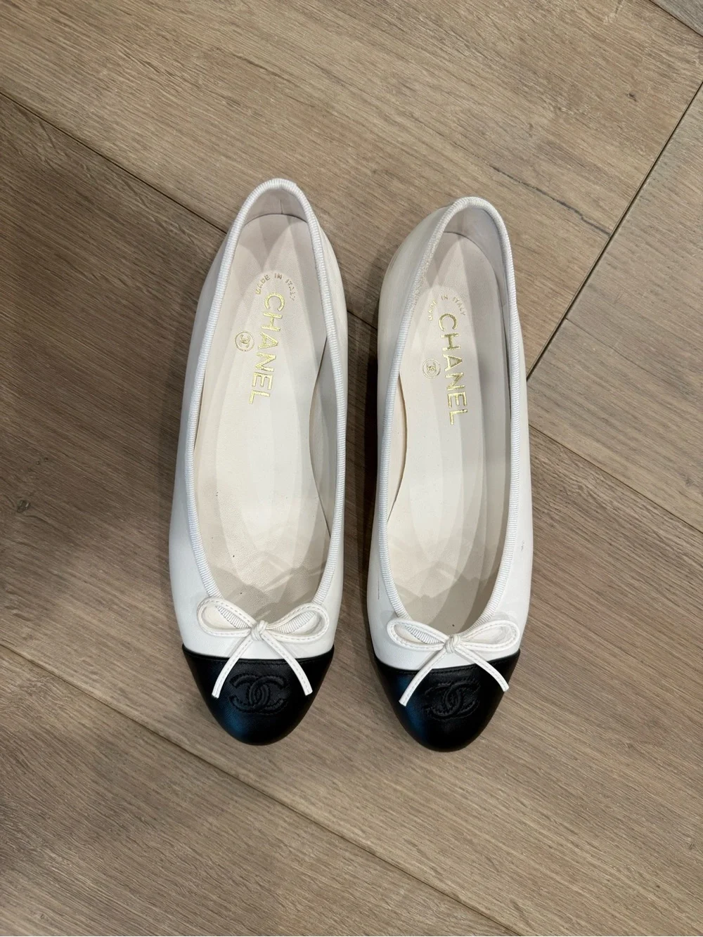 CHANEL Two-Tone Leather Cap-Toe Ballet Flats in White and Black
